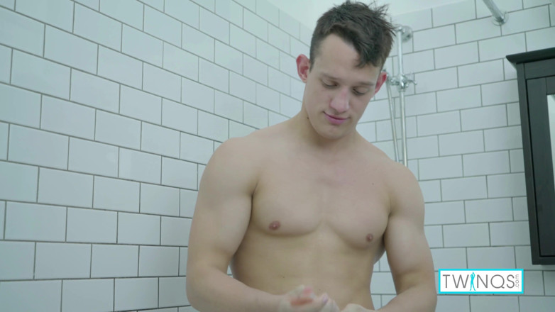Twin Qs: Atletico bruna jock Luke strofina il suo cazzo perfetto e...