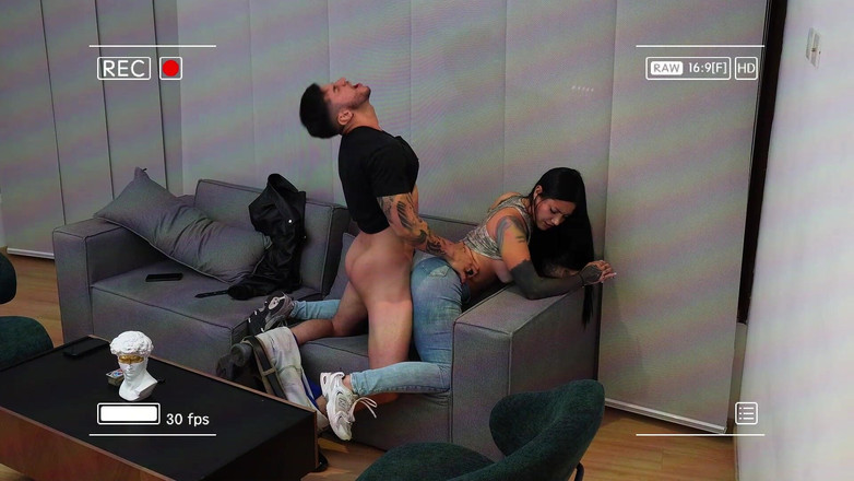 La Rola: なんて!私は妹の親友と破れたジーンズ越しにセックスし、一緒にプレイします