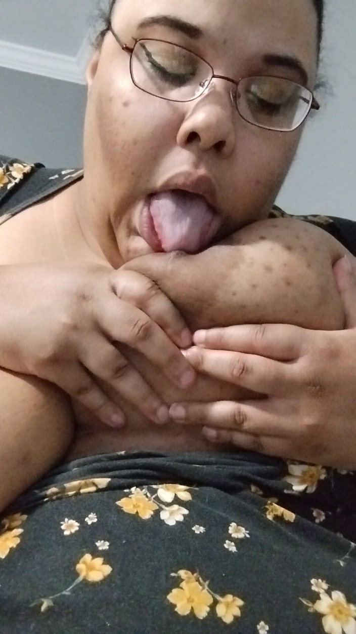 Jessica pigslut: Je joue avec mes gros nichons et je lèche mes...