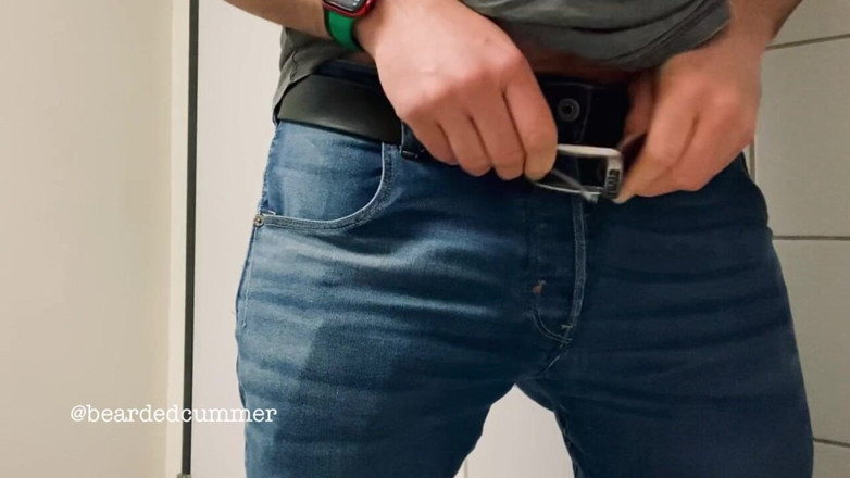 Beardedcummer: Отчим-медведь писает в джинсах и показывает жопу
