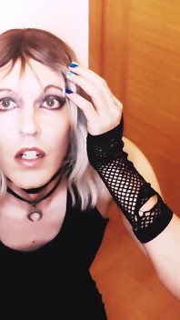Femboy te supplie de la baiser