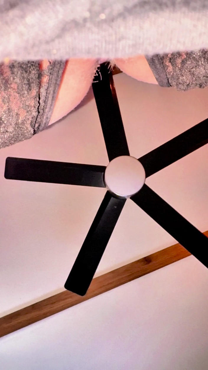 Chester Van Name: 발에 오럴을 하고 크림 파이로 후배위 따먹는 핫한 빨간 머리 마누라