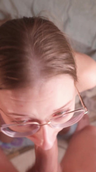 Babe se fait recouvert le visage de sperme pour une bonne fois