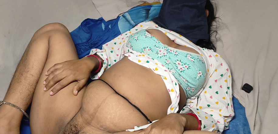 Desi step mom: Macocha seksowny biały top 