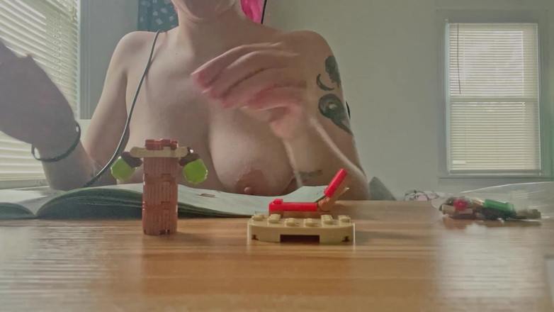 lilredvelvettt: 赤裸上身的乐高拼搭 asmr