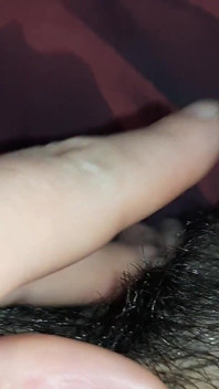 Io e la mia matrigna masturbamo le fighe l'una di fronte all'altra