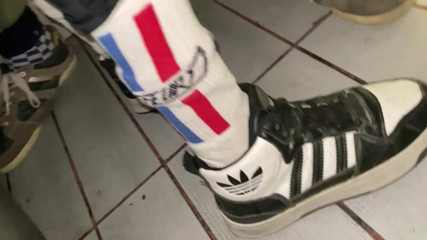 KinkySirius: Chav Scally Kinkysirius suce dans les toilettes publiques de la...