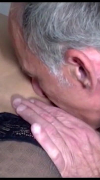 Starý muž, mladá kundička šuká ptáka a sání