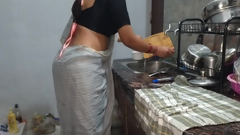 Hotty_ragini: Apabila Pembantu Rumah Meminta Kenaikan Gaji, Majikan Menambah Gaji.