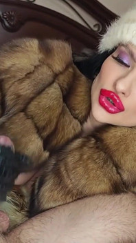 Sable Fur 코트를 입은 섹시한 Bimbo의 Furjob, Lipjob, Bootjob 및 Hairjob, 가죽 장갑에 사정