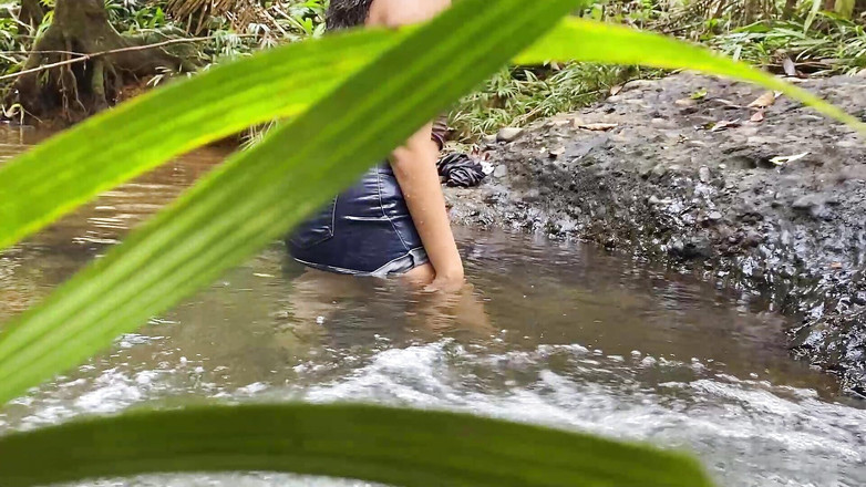 MiaSaintLove: Dívka je natočena v řece a vy vidíte transparentnost