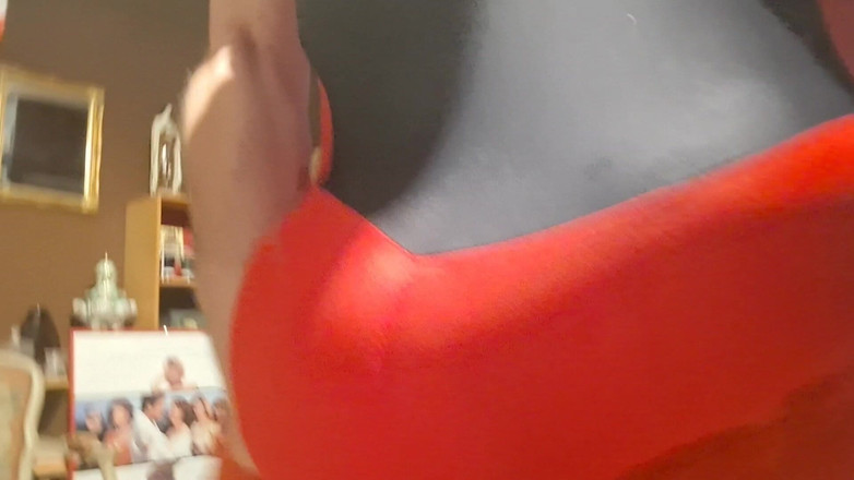 Monster_Meat_: 바지에 빨간 돌출부가 있어요