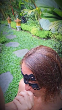 Milf es lamida, follada duro por una gran polla y abre su coño en lencería de encaje negro caliente al aire libre en un hermoso jardín