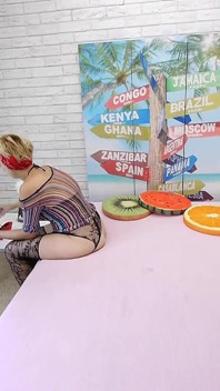 Chơi ba người qua đường lỗ hậu trên webcam, đĩ và một con cu to với chảy tinh qua đường hậu môn