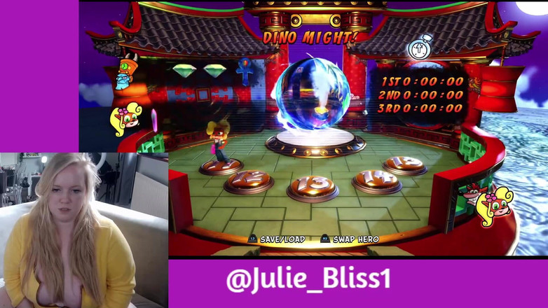 Julie Bliss: Gamer girl - Crash Bandicoot 3