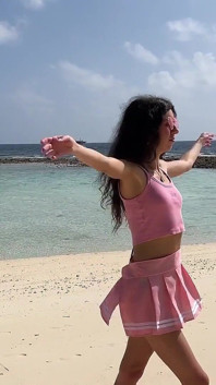 Katty plajda güçlü bir şekilde işiyor ve yüzüne altın duş veriyorum