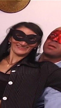 Celý italský film Giochini Privati se sexy pornohvězdami schovávající se za maskou při šukání v POV během castingu