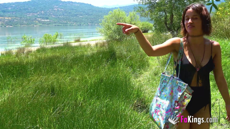 FAKings: クルージングとビーチでのセックス。エレナ・デ・ラ・ベガが公の場で水浴び客と偽装でセックス