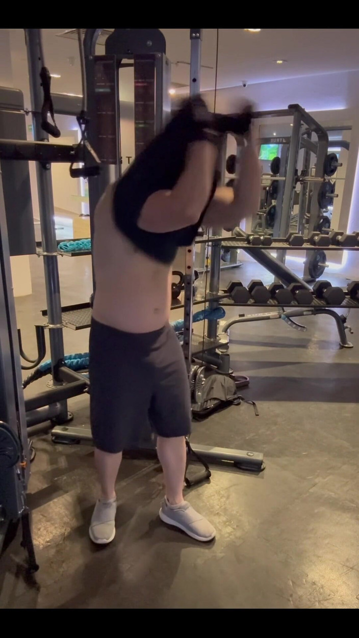 barenakedboy: Denken sie, alle fitnessstudios sollten nackt trainieren