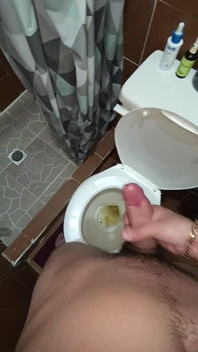 Două jeturi de spermă în urina din baie