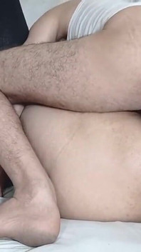 Stora tuttar Desi MILF knullas hårt av den indiska främlingen som sträckte ut hennes fitta och gav henne ett djupt knull med sin kuk