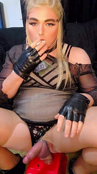 Drea raucht und reitet dildo