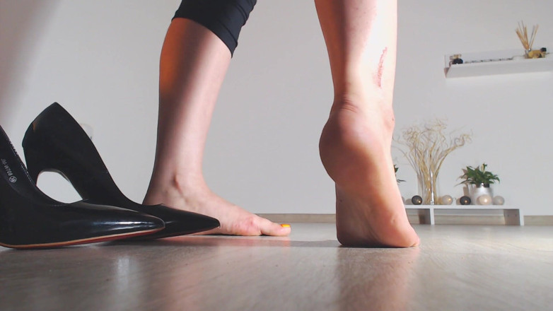 LegsOnHeels: 我穿着高跟鞋的双腿，优雅地走来走去
