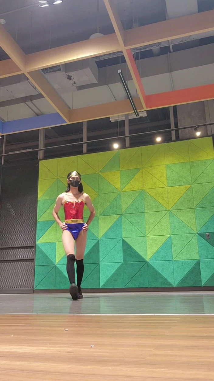 Notafuta Gina's Place: Wonder Woman Exhibitionist