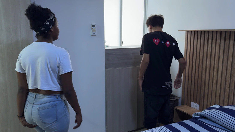 KenaySexxx: Wat kan er gebeuren als een stel een bed deelt...