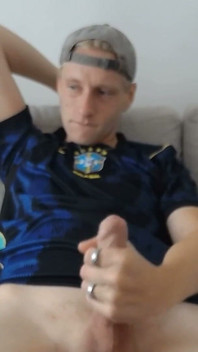 Hermano cachondo atrapado masturbándose después de la práctica de fútbol versión larga