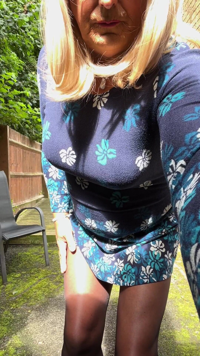 Kellycd2022: 业余 crossdresser Kellycd2022 性感熟女在蓝色连裤袜和高跟鞋