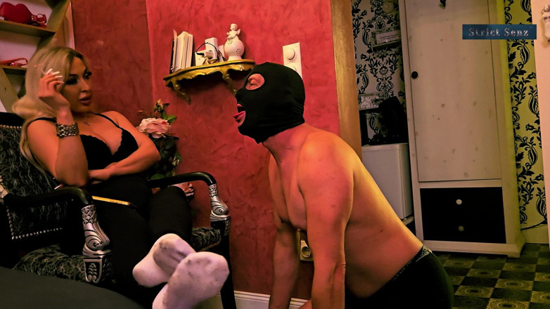 Strict Senz: शीला पापी धूम्रपान थूकना और मानव एशट्रे अपमान