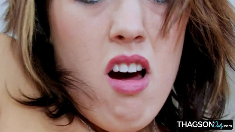 THAGSON ONLY: Bionda si diverte con getto in cucina