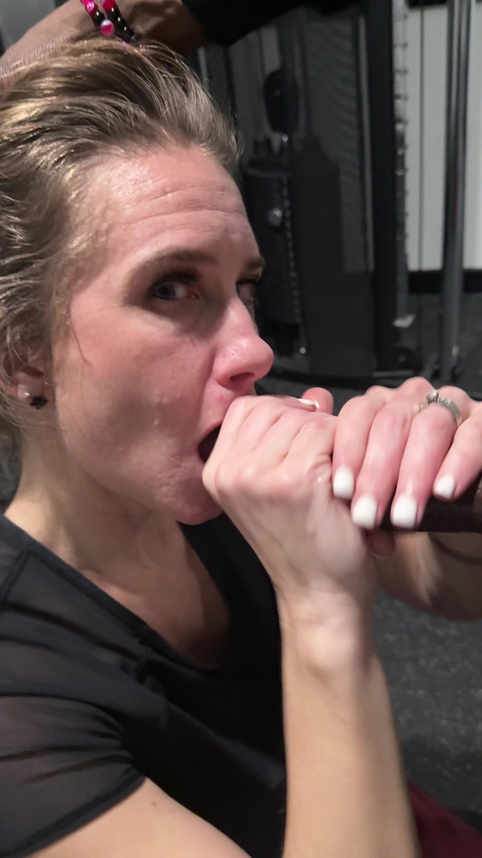 TrixieLove: Snelle stiekeme sportschool neukpartij! Grote zwarte lul werkt sletterige milf...