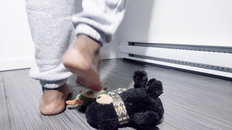 Soft Soleman: Io gioco con i plushes, Barefoot (2025)