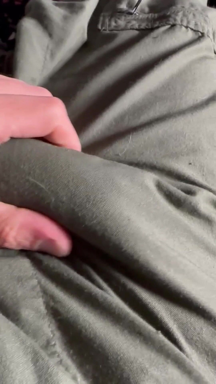 Gay Soldier Stuff: Il caldo soldato americano dell'esercito masturba il suo cazzo palpitante!!