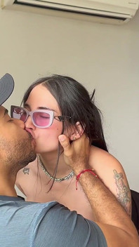 Parodi. Gravid tjej slåss med en Haker, dominerar honom med sina enorma bröst och får all mjölk ur honom!