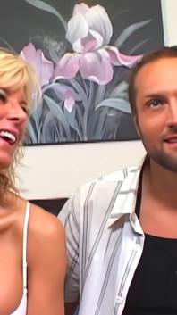 Blonde milf T.J Powers geniet van neuken