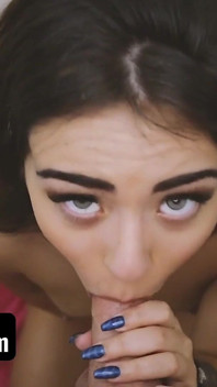 Cewek hot ini lagi asik muasin memeknya setelah nonton video bokong di komputer saudara tirinya