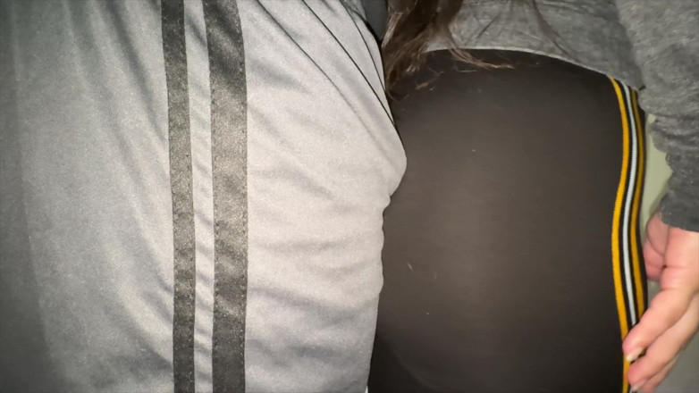CoupleOfHotSins: O femeie cu curul mare apucă pula unui străin