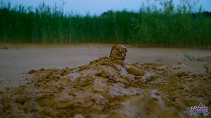 Lyndra Lynn: Orgasm in lake of mud