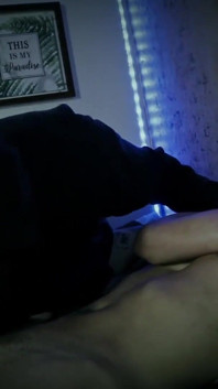 Cadılar bayramı slasher magic c ateşli twink andres zp'i büyük yarağını sıvazlarken yakaladı ve ona yardım eli uzattı