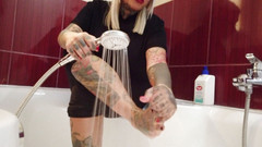 Fetish Videos By Alex: Potetovaná blonďatá MILFka si myje nohy