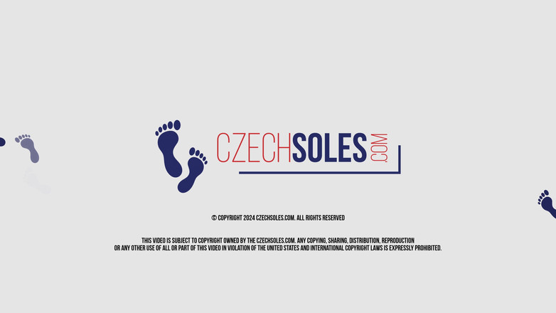 Czech Soles - foot fetish content: Webová kamera ženy v domácnosti s velkými chodidly v kuchyni