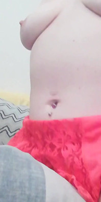 Ami si cewek sange dengan bantal lagi asik fingering dan fisting memeknya sampai muncrat berkali-kali