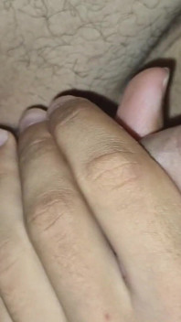 Une tapette baisable taille un trou à son papa pour drainer du sperme !