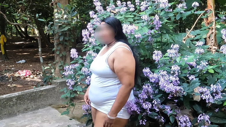 Anne Ipe: Schönes desi-mädchen macht sich draußen im garten nackt