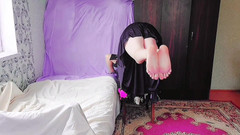 Kitty_Cross: Yaramaz trans kız beyaz iç çamaşırlı yalınayak yürüyor