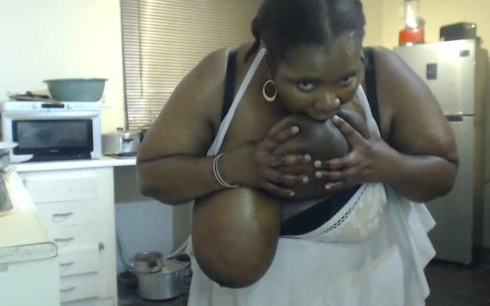 Legendary Booty Overdose: 授乳中の黒檀ぽっちゃり系女が彼女のおっぱいを吸って自慰行為をする