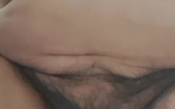 Mommy big hairy pussy: Tante seksi ini lagi asik muasin memeknya pakai dildo